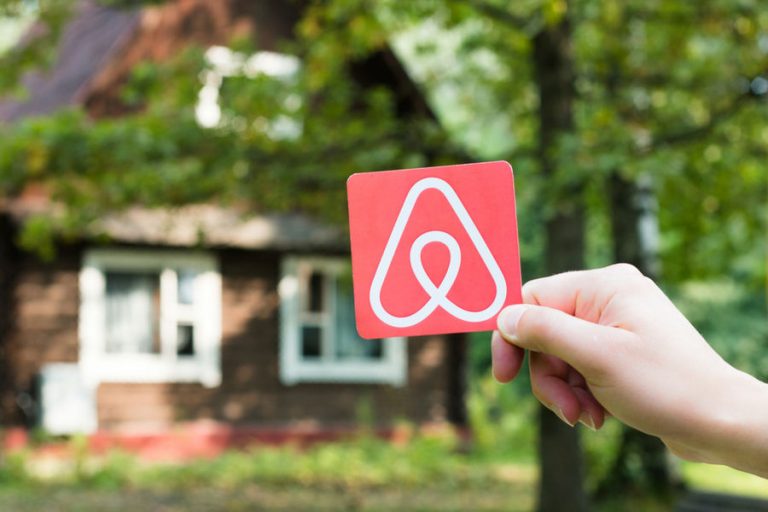 El SAT advierte: Si ofreces hospedaje en Airbnb tendrás que pagar ISR e IVA