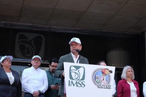 El director general del IMSS, Germán Martínez Cázares, da discurso.