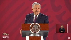 AMLO revela que un expresidente tiene un adeudo con el SAT